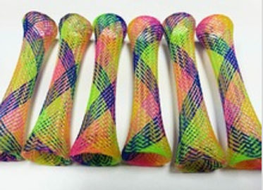El juguete flexible colorido del gato de los tubos de la malla de Kitty Boinks acaricia productos